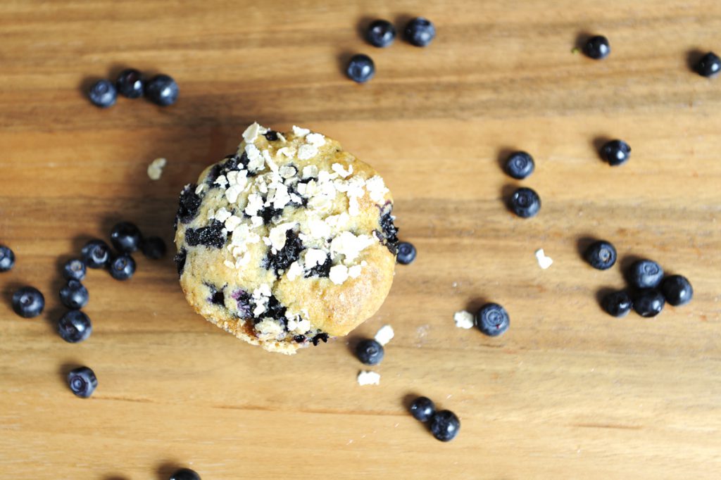Die Haferflocken machen sich, nicht nur geschmacklich, wirklich gut auf den Muffins!