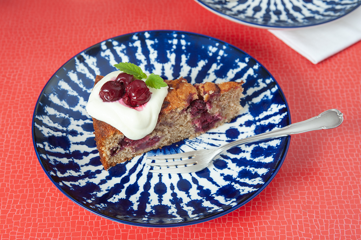 Sauerkirsch-Buttermilch-Kuchen mit Dinkelmehl und Mandeln