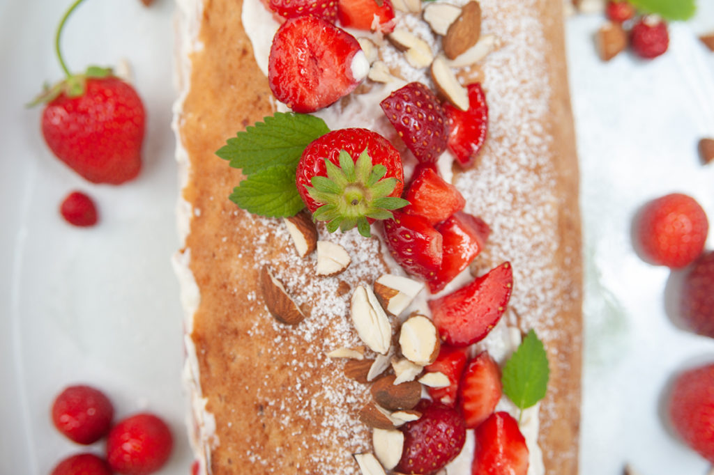 Sommerliche Erdbeer-Mandel-Roulade | Back dein Brot