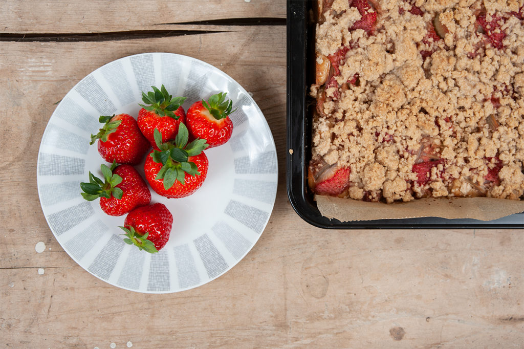 Rhabarber-Erdbeer-Kuchen mit Streuseln | Back dein Brot